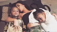 Cinta Kim Kardashian terhadap anak-anaknya memang tak lekang oleh masa! (instagram/kimkardashian)
