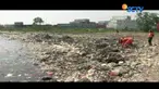 Meskipun sudah tiga hari dibersihkan oleh Dinas Lingkungan Hidup Kepulauan Seribu, masih ada ebih dari 200 ton sampah masih menumpuk di sepanjang bibir pantai.