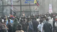 Demo Depan DPR Memanas, Massa Bakar Ban dan Rusak Pagar