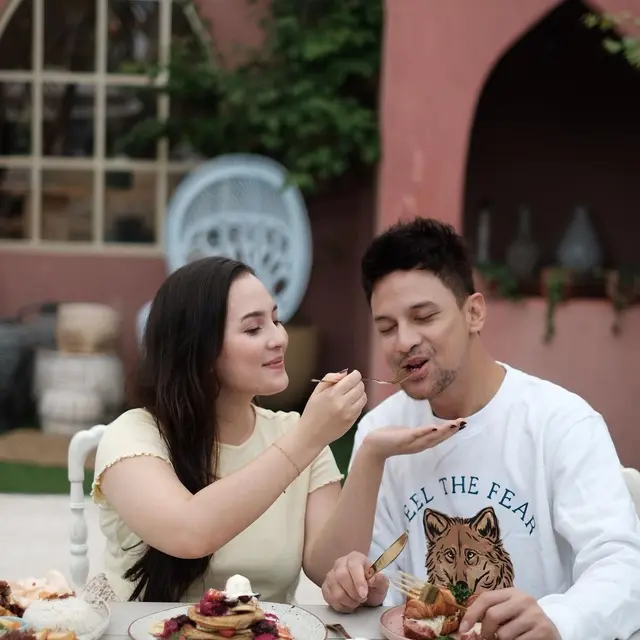 Perut Kian Buncit, Ini 6 Potret Lidi Brugman Makin Romantis dengan Lucky Perdana