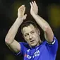 Kapten Chelsea, John Terry, menyapa fans usai laga Liga Premier Inggris melawan Watford. The Blues tak terkalahkan dalma delapan laga terakhir mereka di liga domestik. (Reuters/Stefan Wermuth)