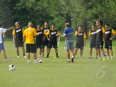 24 pelatih lokal mengikuti kursus kepelatihan lisensi B AFC di Sawangan, Depok, Jawa Barat (5/12/2014). (Liputan6.com/Helmi Fithriansyah)