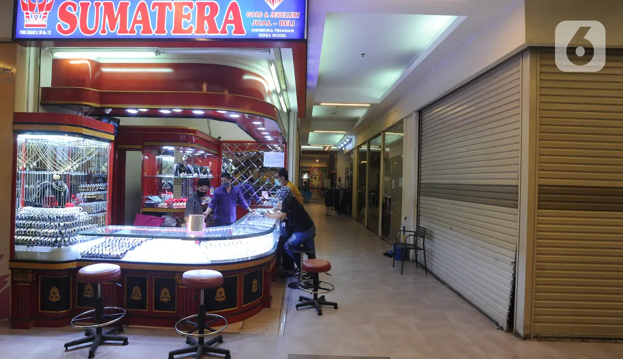 Aktivitas salah satu kios emas di Poins Square Lebak Bulus, Jakarta, Senin (4/1/2021). Dampak pandemi COVID-19, sejumlah pemilik kios di pusat berbelanjaan tersebut mengaku mengalami penurunan omzet hingga 50 persen. (merdeka.com/Arie Basuki)