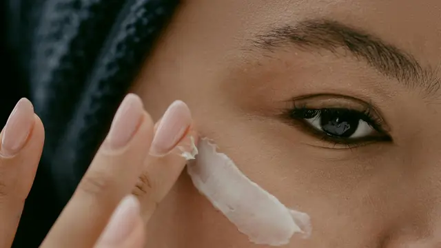 Bangun Pagi dengan Kulit Kusam dan Mata Panda? Coba Rutinitas Skincare Sederhana Ini
