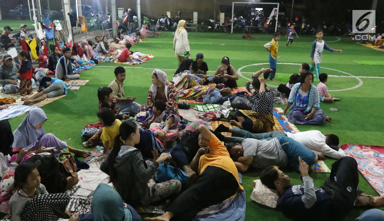 Warga korban Tsunami Anyer mengungsi di lapangan futsal Labuan, Banten, Minggu (23/12). Akibat adanya pengungsi, petugas medis dan Dinas Sosial dikerahkan untuk menangani pengungsi. (Liputan6.com/Angga Yuniar)
