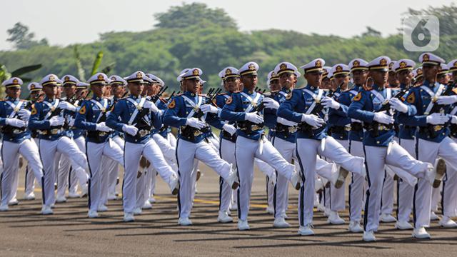 Aksi Defile Pasukan dalam HUT ke-77 TNI AU di Lanud Halim Perdanakusuma