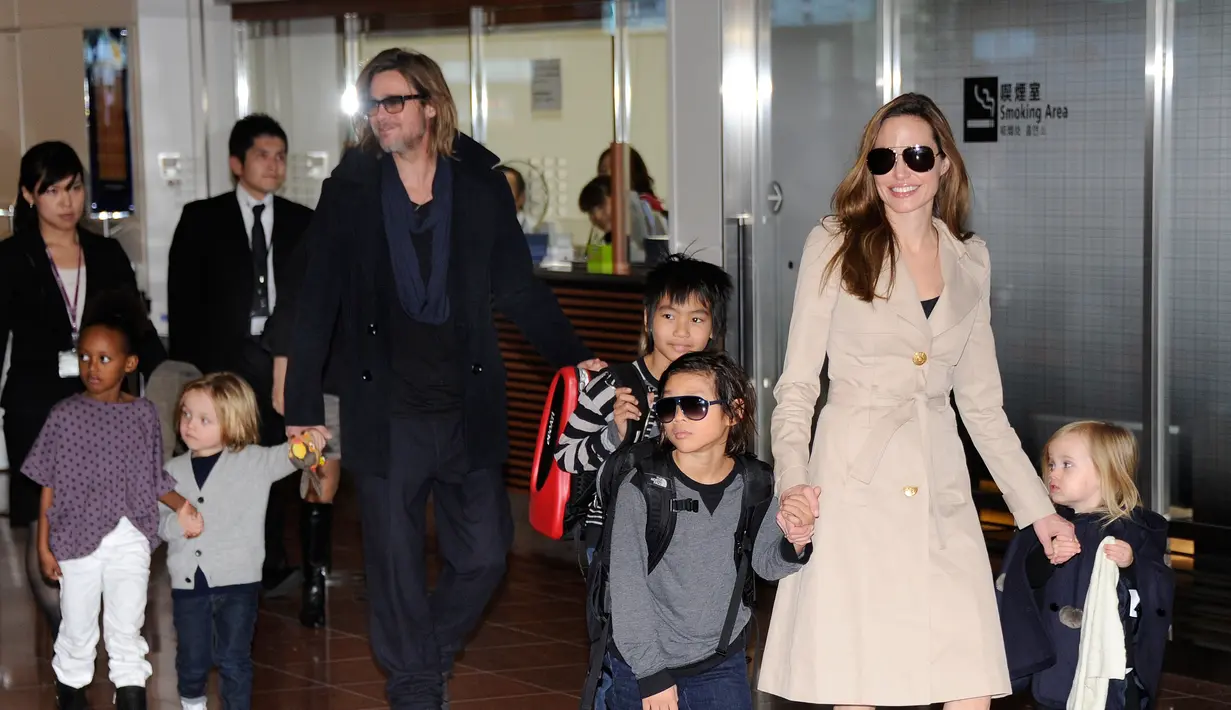 Pemeran Mr & Mrs. Smith saat ini dikabarkan tengah mencari seorang ahli untuk mengatasi trauma yang dialami keenam anaknya, terlebih saat tragedi di pesawat jet pribadi pada tiga bulan silam. (AFP/Bintang.com)