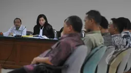Terdakwa suap kasus korupsi Bupati Bangkalan Fuad Amin yang juga Direktur PT Media Karya Sentosa, Antonius Bambang Djatmiko (kiri) menyimak keterangan saksi dalam sidang lanjutan di Pengadilan Tipikor, Kamis (19/3/2015). (Liputan6.com/Herman Zakharia)