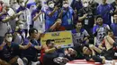 Para pemain dan tim ofisial Jakarta Pertamina Pertamax berfoto bersama usai menjadi juara putaran pertama PLN Mobile Proliga 2022 di Padepokan Voli Jenderal Polisi Kunarto, Sentul, Sabtu (29/1/2022). (Bola.com/M Iqbal Ichsan)