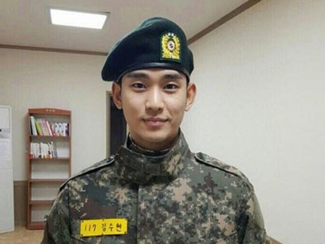 Pulang Wamil Kim Soo Hyun Tebar Senyum Semringah Showbiz Liputan6 Com