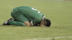 Bek Persebaya, Otavio Dutra, tampak sedih usai gagal mencetak gol penalti saat melawan PSMS pada laga perempat final Piala Presiden di Stadion Manahan, Solo, Sabtu, (3/2/2018). PSMS menang adu penalti dengan skor 4-3. (Bola.com/M Iqbal Ichsan)