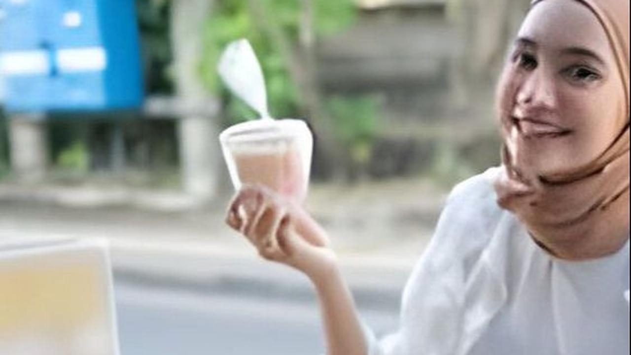 Bak fenomena baru, para non islam ini 'meresahkan' karena mereka mulai membeli takjil di jam 3 sore. Alhasil, umat Islam yang berpuasa harus 'berperang' agar kebagian takjil.