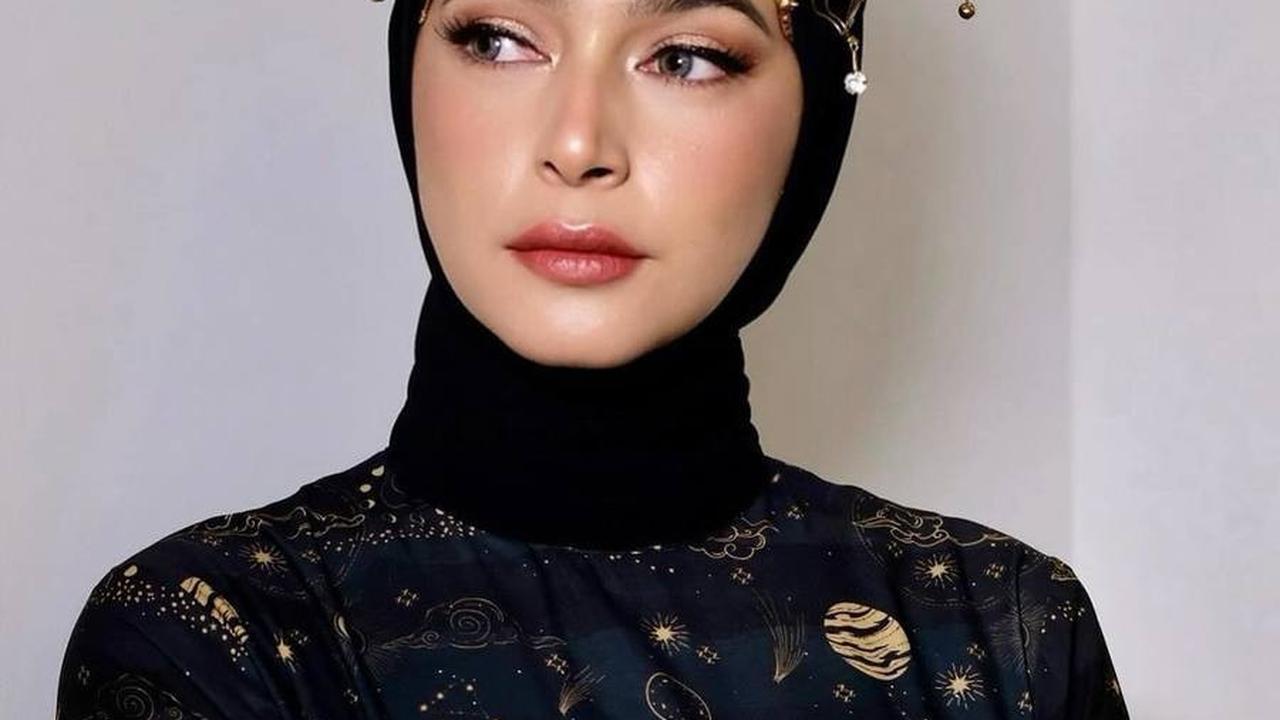 Nabila Syakieb memukai di PIFW 2024 sebagai bintang model Zaskia Sungkar, mempesona dengan koleksi pakaian penuh gaya.