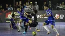 Pemain Al-Falah berebut bola dengan pemain Kerambah Futsal pada Grand Final Futsal Battle di Mall Taman Anggrek, Jakarta, Minggu (14/10). Acara kompetisi futsal tahunan ini berlangsung meriah. (Bola.com/Vitalis Yogi Trisna)