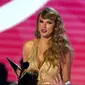 Taylor Swift menerima penghargaan untuk album pop favorit untuk "Red (Taylor's Version)" di American Music Awards di Microsoft Theater di Los Angeles pada Minggu, 20 November 2022. Taylor Swift jadi musisi yang paling banyak menerima piala penghargaan di AMA 2022. (AP Photo/Chris Pizzello)