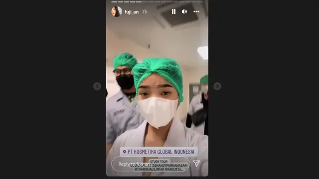 Momen Seru Fuji, Tante Gala Sky saat Kunjungi Pabrik Produk Kecantikan