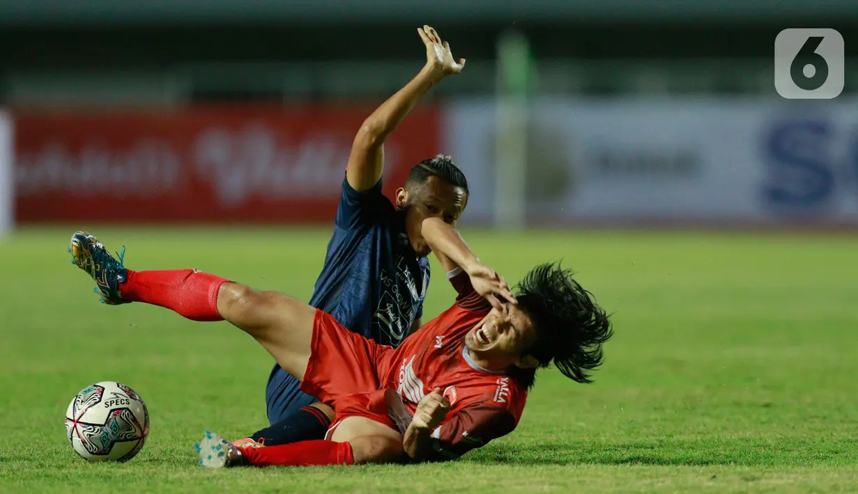 Pemain PSM Makassar, Rasyid Assahid Bakri (kanan) berebut bola dengan pemain Arema FC, Dendi Santoso dalam pertandingan BRI Liga 1 2021 di Stadion Pakansari, Bogor, Minggu (5/9/2021). PSM Makassar bermain imbang atas Arema FC 1-1. (Bola.com/M Iqbal Ichsan)