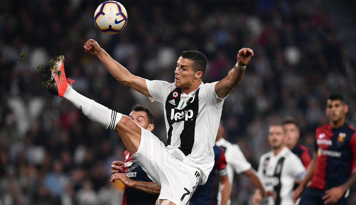 Bintang Juventus, Cristiano Ronaldo, berusaha meraih bola saat melawan Genoa pada laga Serie A Italia di Stadion Allianz, Turin, Sabtu (20/10). Kedua klub bermain imbang 1-1. (AFP/Marco Bertorello)