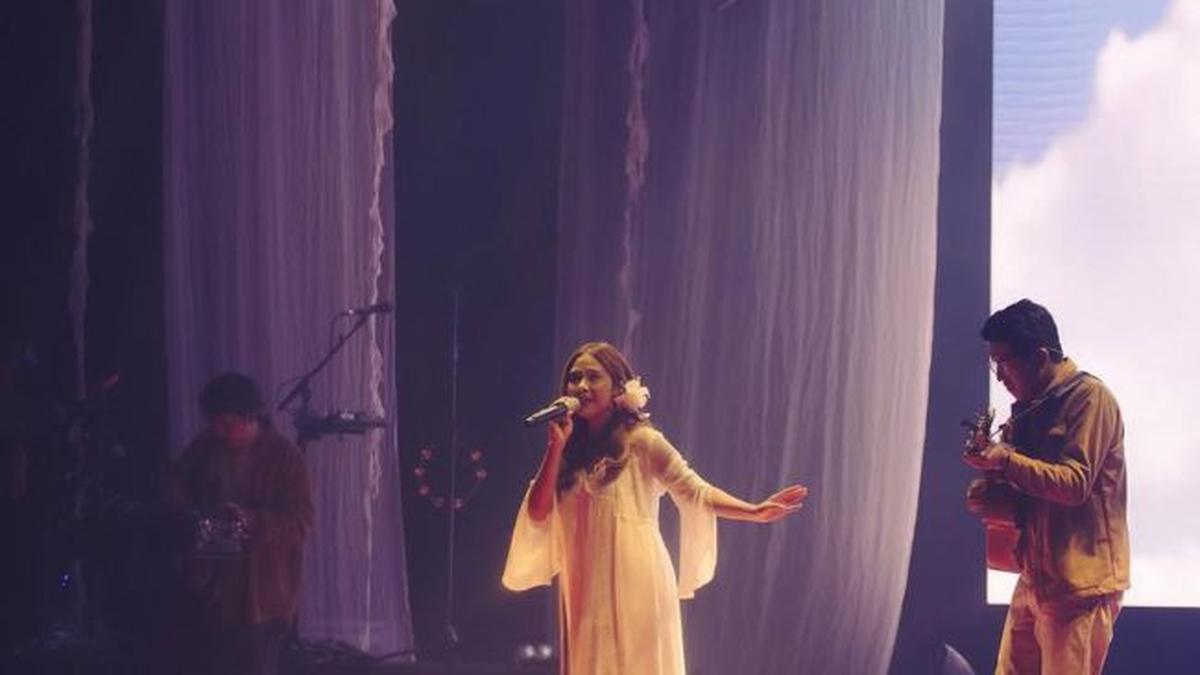 Ngefans Sejak Lama, 7 Potret Kebahagiaan Nadin Amizah Jadi Pembuka Konser Aurora di Malaysia