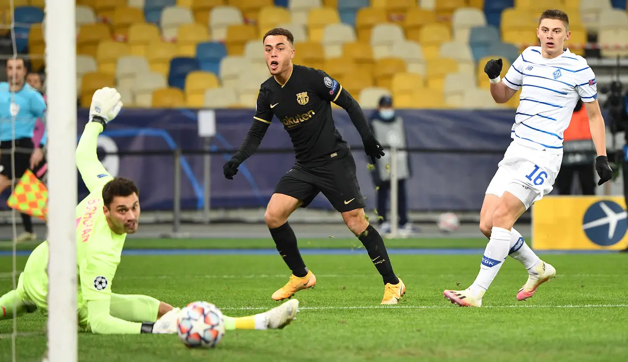 Bek Barcelona, Sergino Dest, saat mencetak gol ke gawang Dynamo Kiev pada laga Liga Champions di Stadion NSK Olimpiyskiy, Rabu (25/11/2020) dini hari WIB. Barcelona menang 4-0 atas Dynamo Kiev. (AFP/Sergei Supinsky)