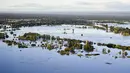 Air banjir menutupi wilayah yang luas di Windsor barat laut Sydney, Rabu (24/3/2021).  Sekitar 18.000 penduduk negara bagian terpadat di Australia telah meninggalkan rumah mereka sejak pekan lalu, dengan peringatan banjir dapat berlanjut hingga April. (Lukas Coch/Pool Photo via AP)