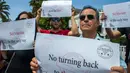 Seorang demonstran Tunisia saat melakukan aksi unjuk rasa  protes terhadap pemilik restoran dan bar yang menutup tokonya selama puasa bulan suci Ramadan di Tunis, Tunisia, (27/5). (AP Photo / Hassene Dridi)