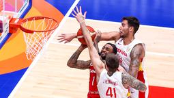 Pebasket Kanada, Nickeil Alexander-Walker berusaha mencetak poin dibayangi pebasket Spanyol, Willy Hernangomez (kanan) dan Juancho Hernangomez pada laga Grup L Piala Dunia FIBA 2023 di Indonesia Arena, Senayan, Jakarta, Minggu (03/09/2023). Kanada lolos ke babak perempat final setelah menang dengan skor 88-85. (Bola.com/Bagasakara Lazuardi)