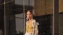 Kasual tapi stylish, padukan outer dan celana batik dengan crop top polos seperti Putri Marino ini. (Instagram/putrimarino).