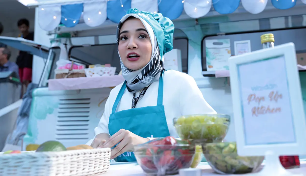 Meski tidak bisa lama karena jadwal padat, Zaskia Sungkar menyempatkan untuk membuat es buah di Masjid Cut Mutia, Jakarta Pusat. Membuat takjil untuk dibagikan pada warga di seputar masjid tersebut. (Deki Prayoga/Bintang.com)