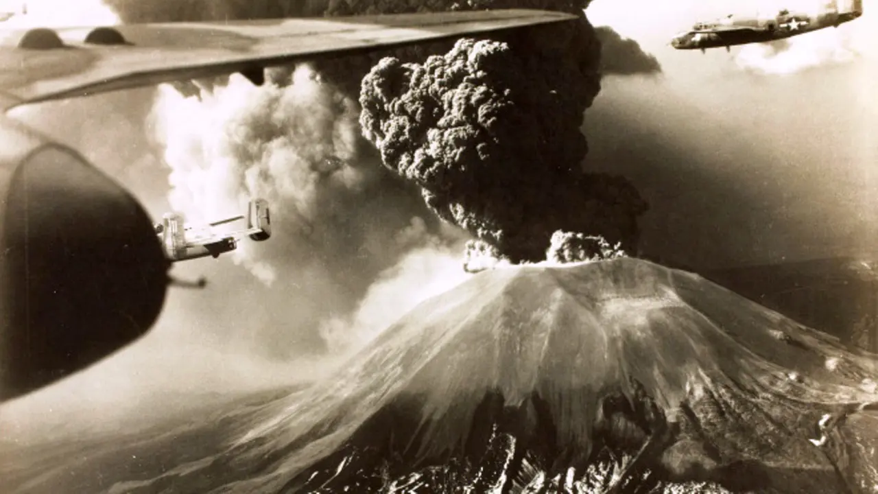 Letusan Vesuvius pada 18 Maret 1944, di tengah Perang Dunia II. 