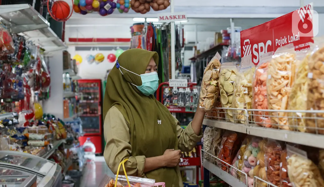 Calon pembeli memilih makanan di toko kelontong di Jakarta, Selasa (25/06/2021). PT SRC Indonesia Sembilan (SRCIS) melalui SRC Indonesia yang merupakan toko kelontong masa kini berupaya membangkitkan perekonomian nasional melalui kampanye #BangkitSerentak. (Liputan6.com/HO/SRC)