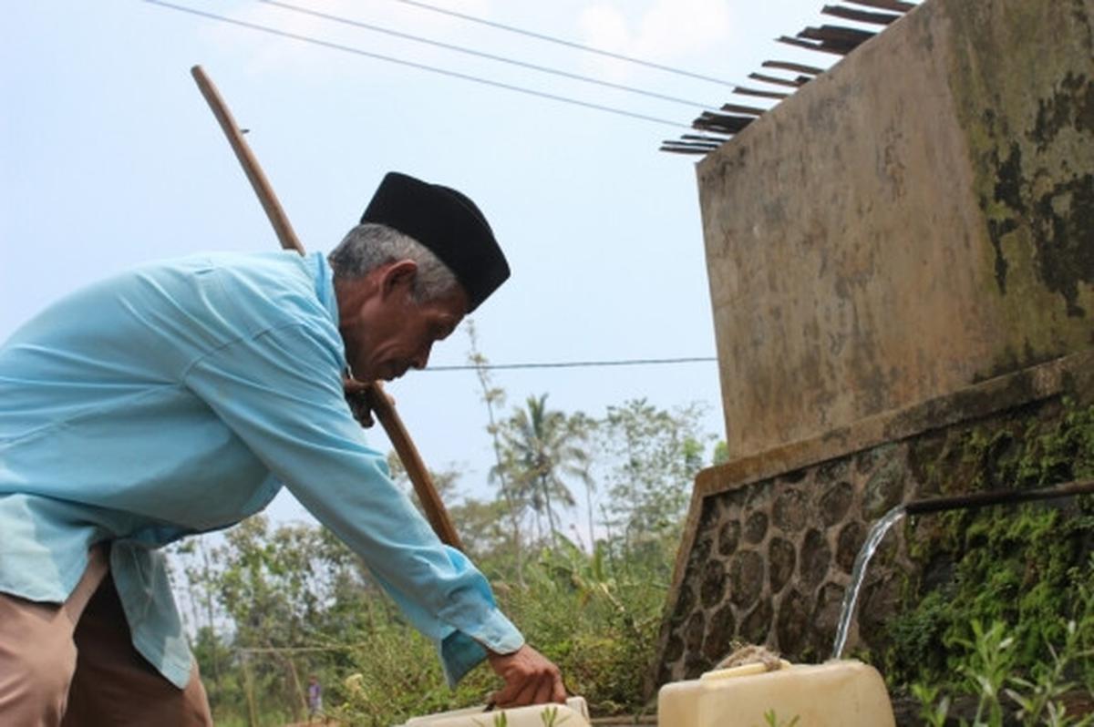 Kekeringan, kakek di Malang rela jalan kaki 2,5 km demi air bersih