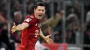 Robert Lewandowski - Bomber Bayern Munchen ini tak perlu diragukan lagi dalam urusan mencetak gol. Saking rajinnya membobol gawang lawan, penyerang asal Polandia ini kemudian dijuluki Lewangoalski dari rekan-rekan setimnya. (AFP/Christof Stache)