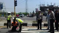 Tim Satlantas Polres Kudus dan Direktorat Lantas Polda Jateng menggelar penyelidikan di lokasi kecelakaan maut bus PO Indonesia. (Liputan6.com/Felek Wahyu)