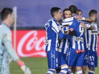 Para pemain Alaves merayakan gol yang dicetak oleh Lucas Perez ke gawang Real Madrid pada laga Liga Spanyol di Stadion Alfredo di Stefano, Sabtu (28/11/2020). Real Madrid takluk dengan skor 1-2. (AP/Bernat Armangue)