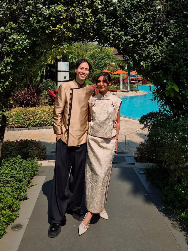 Adu Gaya Dua Pasutri, Vidi Aldiano-Sheila Dara & Al Ghazali-Alyssa Daguise Kenakan Cheongsam Hadri Acara Sangjit