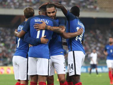Para pemain Prancis merayakan kemenangan atas Italia pada laga persahabatan di Stadion San Nicola, Bari, Italia, Kamis (1/9/2016). Prancis menang 3-1 atas Italia. (EPA/Tony Vece)
