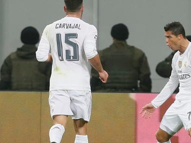 Striker Real Madrid, Cristiano Ronaldo (kanan) merayakan gol yang dicetaknya ke gawang Shakhtar Donetsk dalam laga Grup A Liga Champions di Stadion Lviv Arena, Lviv, Ukraina, Kamis (26/11/2015) dini hari WIB. (EPA/Sergey Dolzhenko)