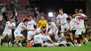 Para pemain Sevilla merayakan kemenangan menjadi juara Liga Europa setelah mengalahkan Inter Milan pada pertandingan final di Stadion Rhein Energie, Sabtu (22/8/2020) dini hari. Sevilla menjadi juara Liga Europa setelah menang dengan skor 3-2. (AP Photo/Martin Meissner, Pool)