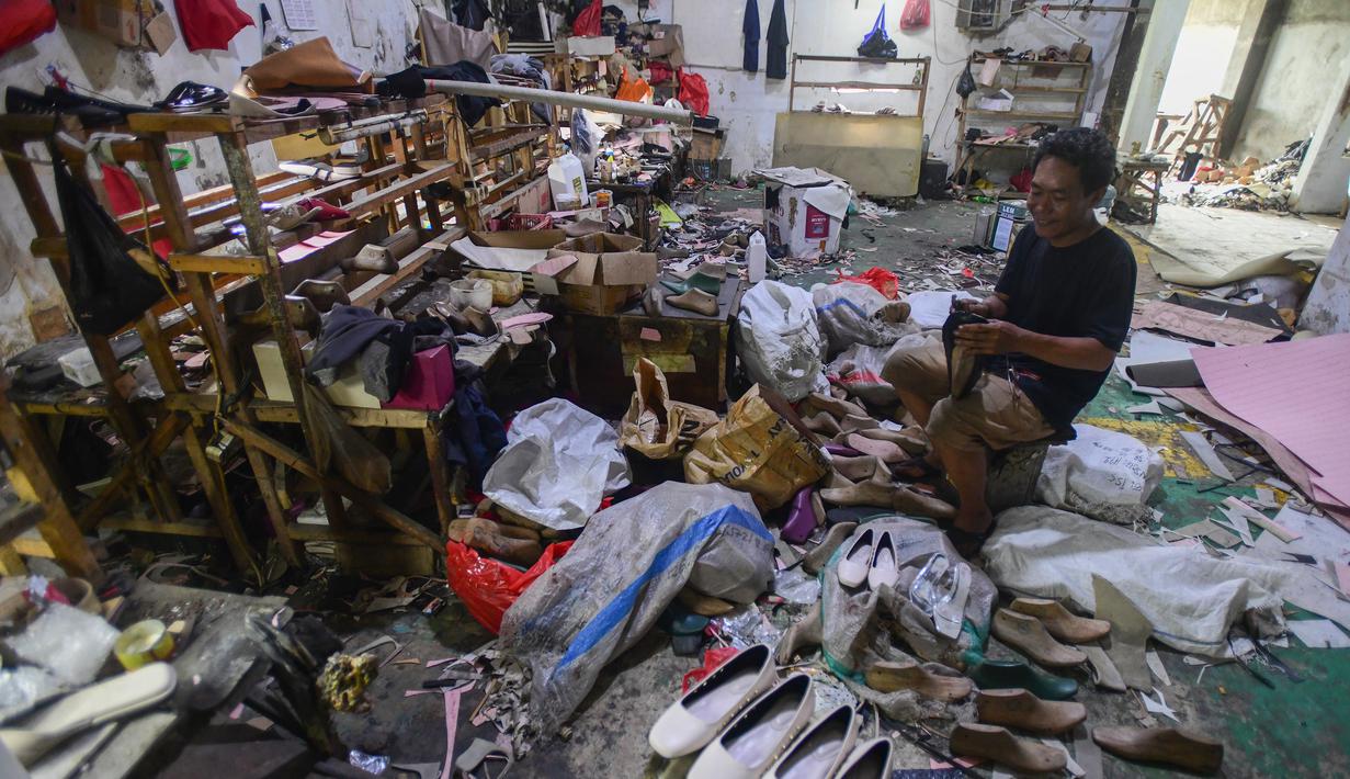 Pekerja menyelesaikan proses pembuatan alas kaki di industri rumahan sepatu wanita OB Shoes di kawasan Pondok Petir, Depok, Jawa Barat, Rabu (2/7/2025). (merdeka.com/Arie Basuki)