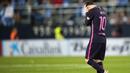 Ekspresi bintang FC Barcelona, Lionel Messi yang memegang kepalanya setelah timnya kalah dari Malaga pada lanjutan La Liga Spanyol di di Estadio La Rosaleda (8/4/2017). Barcelona kalah 0-2 dari Malaga. (AP/Daniel Tejedor)