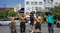 Kopral Bagyo memimpin para lelaki berotot yang mengecam pesta seks gay di Kelapa Gading, Jakarta Utara. (Liputan6.com/Fajar Abrori)