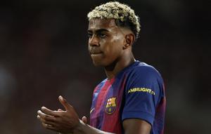 Reaksi penyerang Barcelona Spanyol #10, Lamine Yamal, selama pertandingan phase league match 2 Liga Champions antara FC Barcelona dan Paris Saint-Germain (PSG) di Estadi Olimpic Lluis Companys di Barcelona, ​​pada 1 Oktober 2025. (Josep LAGO/AFP)