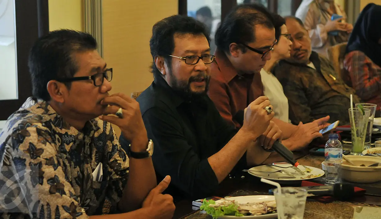 Ketua Umum AMPG, Yorrys Raweyai (kedua kiri) bersama Ketua DPP Golkar Agun Gunandjar (kiri), Tantowi yahya (ketiga kanan), Nurul Arifin (kedua kanan) dan Melchias Marcus saat pertemuan di Restoran Puang Oca, Jakarta, (16/2). (Liputan6.com/JohanTallo)