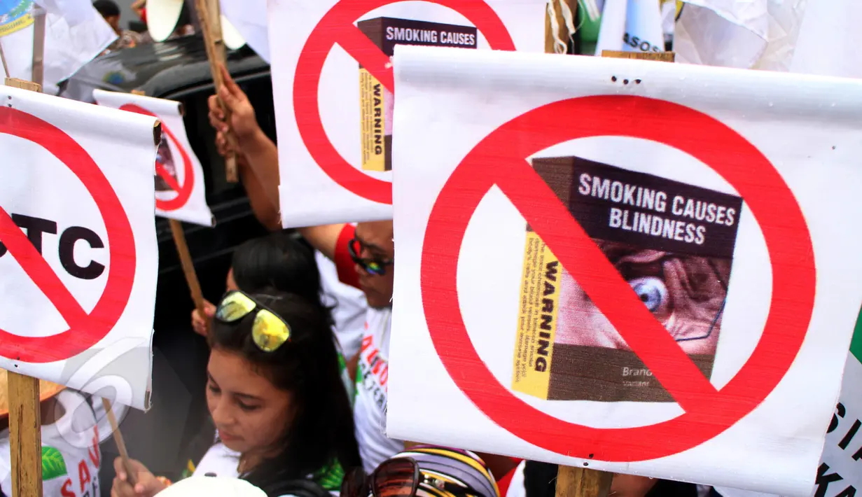 Ratusan petani yang tergabung dalam APTI membawa poster saat berunjukrasa di depan Kedutaan Besar Prancis, Jakarta, Selasa (9/6/2015). Dalam aksinya mereka meminta pemerintah Perancis untuk tidak mendiskriminasikan tembakau.  (Liputan6.com/Johan Tallo)