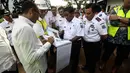 Plt Gubernur DKI Jakarta Sumarsono meninjau proyek pembangunan arena balap sepeda bertaraf internasional (velodrome) di Jakarta Timur, Rabu (1/2). Pembangunan velodrom itu disiapkan untuk perhelatan ajang Asian Games 2018. (Liputan6.com/Faizal Fanani)