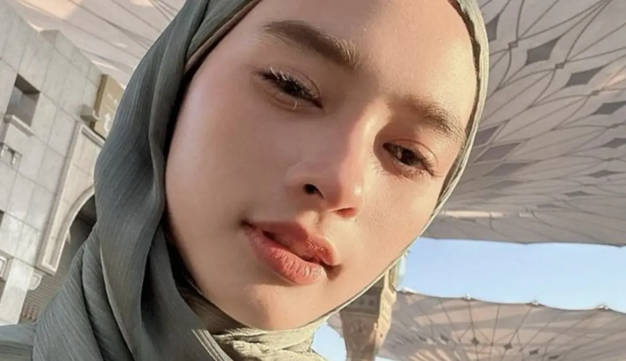 Inara juga pamerkan tampilan bare face-nya dengan wajah yang begitu flawless.