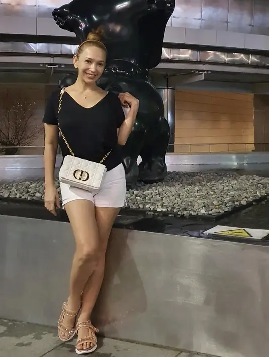 <p>Tampil bak ABG, Kiki mengenakan short pants putih dipadukan tshirt putih dan slingbag putih Dior. @qq_fatmala</p>