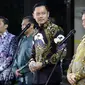 Ketua Umum Partai Demokrat, Agus Harimurti Yudhoyono (kiri) bersama Ketua Umum Partai Golkar, Airlangga Hartarto bersama bersiap memberi keterangan kepada wartawan. Kedua pemimpin partai politik juga menyampaikan beberapa hal terkait perkembangan situasi dan kondisi perpolitikan di Indonesia. (Liputan6.com/Helmi Fithriansyah)