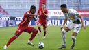 Pemain Bayern Munchen, Serge Gnabry, berusaha melewati pemain Borussia Moenchengladbach, Ramy Bensebaini, pada laga Bundesliga di Allianz Arena, Minggu (14/6/2020). Bayern Munchen menang 2-1 atas Borussia Moenchengladbach. (AP/Matthias Balk)